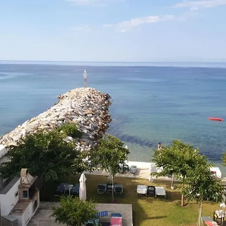 شقة فندقية Pansion Alexandros By The Sea 3*
